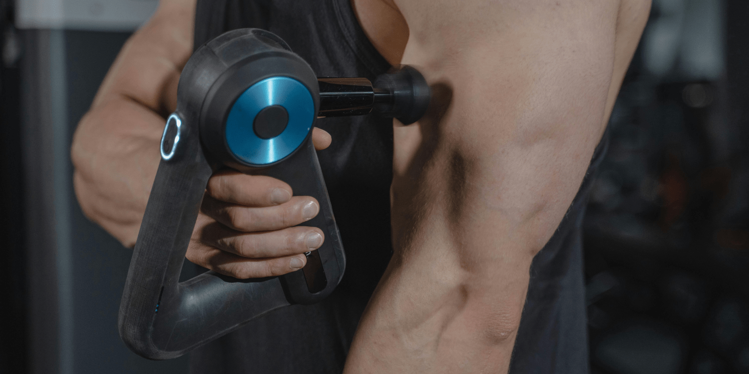 Homme utilisant un pistolet de massage sur le bras – ZenMassa, spécialiste des pistolets de massage et équipements de relaxation.